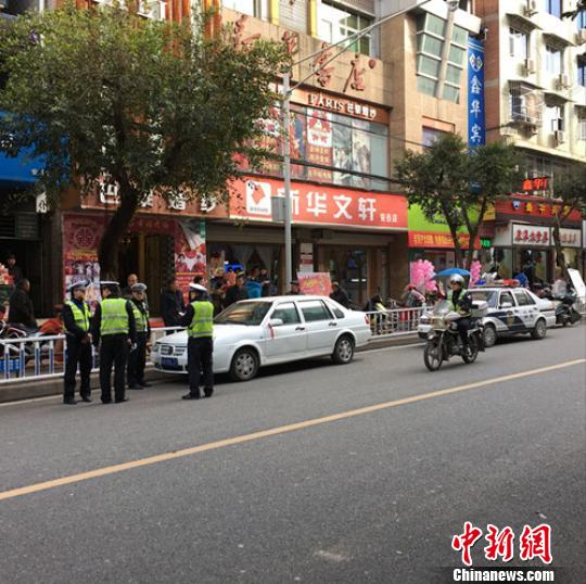 四川安岳交警违法驾驶套牌车 网友监督后当事