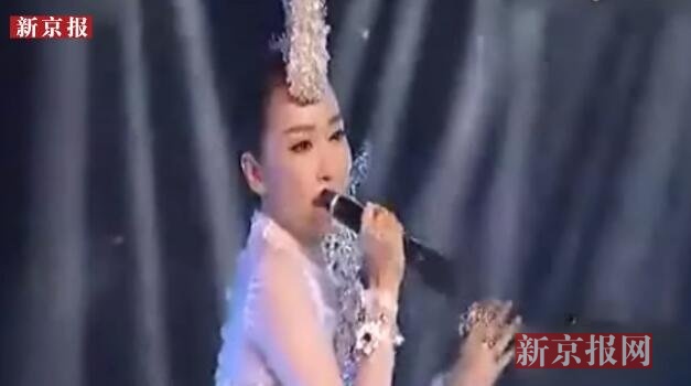  萨顶顶假唱话筒拿反  这绝不是假唱的最高境界