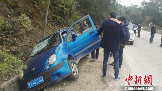 广西艾滋 毒贩夫妻 驾车 冲撞警方  一人被击毙_新