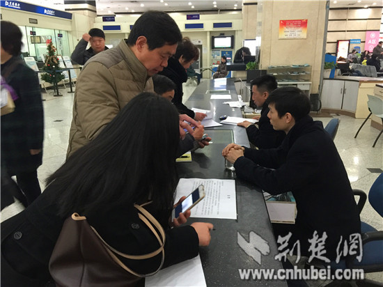 武汉房产新政第二天:交易中心办证市民不增反