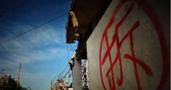 【侠客岛】小区拆墙,都在偿还粗放发展欠下的