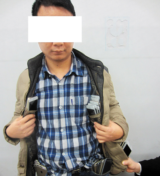 拱北海关抓获口袋哥 身藏23部手机进境