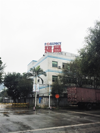 2月19日，深圳福昌电子厂区保安严密，外墙上贴着《重整公告》。摄影/新京报记者 赵毅波