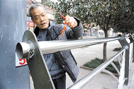 重庆一公交站旁铁栏杆带电 一靠近感觉手掌刺痛