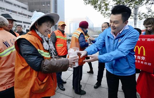 麦当劳为环卫工人送早餐致敬城市美容师
