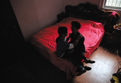 2016年2月24日，广西马山县，张家乐和吴明敏在婚房里，坐在床上聊天。