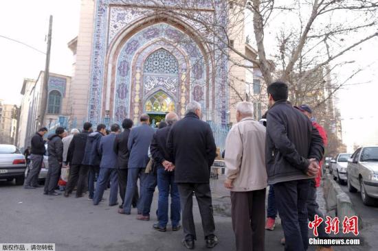 当地时间2月26日，伊朗议会及专家会议选举拉开帷幕，民众前往投票站投票。