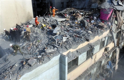 2月27日，救援人员在江西萍乡居民楼坍塌事故现场进行清理。新华社发