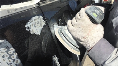 部分爆炸受损车辆,车门、车漆等外观严重受损。