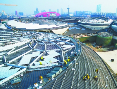 江苏大剧院 屋顶安装钛金板