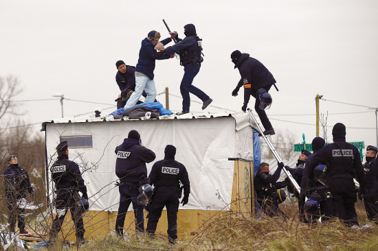 法国清拆大型难民营引爆冲突_新浪新闻