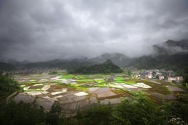原隆头镇位于湖南省龙山县城南100公里处,是