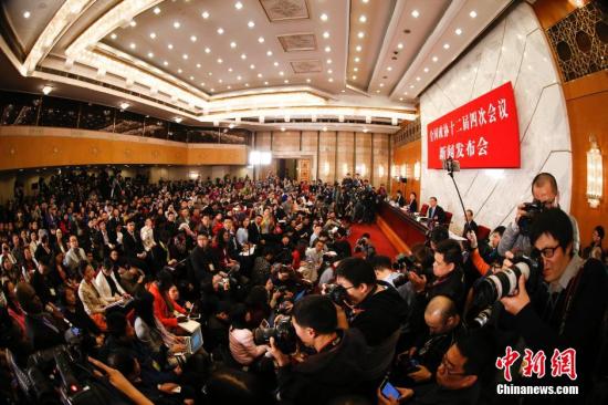 3月2日，全国政协十二届四次会议新闻发布会在北京人民大会堂举行，大会新闻发言人王国庆向中外媒体介绍本次大会有关情况并回答记者提问。中新社记者 杜洋 摄