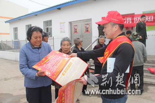 天门消防组织志愿者走进福利院送平安