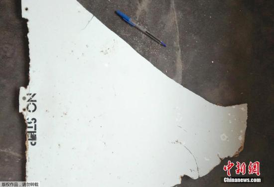 资料图：当地时间2016年3月3日，澳大利亚墨尔本，澳洲交通安全局发布照片显示在莫桑比克海滩搜到的飞机残骸。