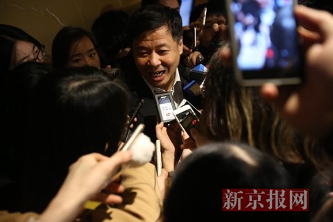 全国政协委员、中国财政部副部长朱光耀今天上午被众多记者围堵。新京报记者 王贵彬 摄