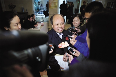 昨日，北京会议中心，全国人大代表巨晓林接受媒体采访。新京报记者 侯少卿 摄