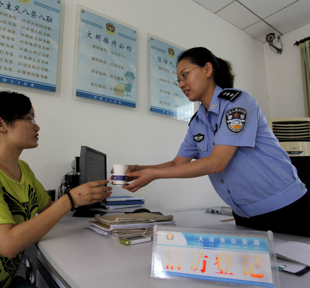 大冶信访女警朱金元:纤肩担大任 热情解民忧