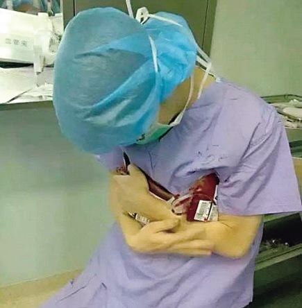  医生紧捂 低温 血袋 : 求你快升温,救命呢_新浪新