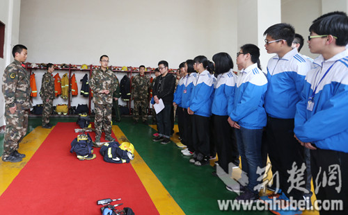 襄阳三中学生上别样消防课 现场体验火场窒息