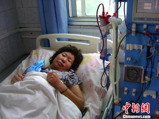 图为李航的母亲徐春洋在医院透析。 侯伟胜 摄