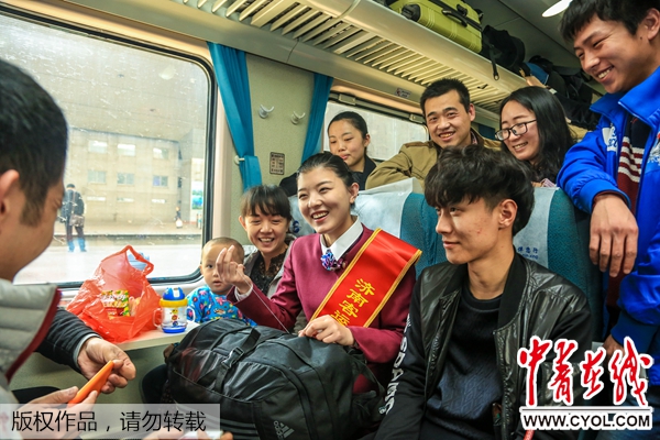 济南客运段的学雷锋青年志愿者为旅客缝补背包