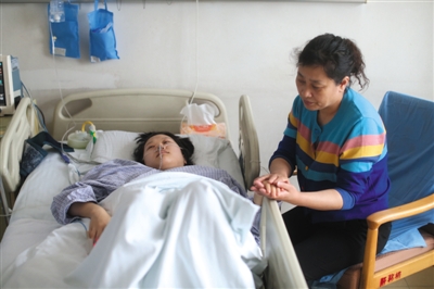 22岁妹妹割肝救姐姐 姐夫跪地感谢(图)