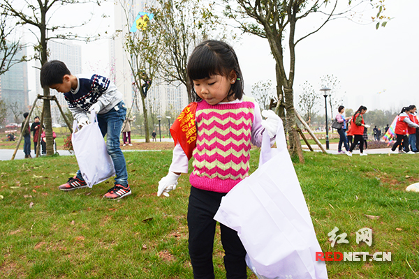保青山护绿水 长沙一社区开展户外学雷锋活动