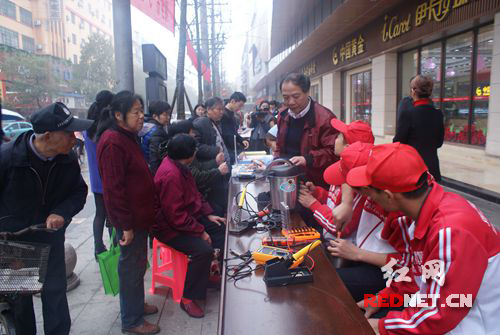 湘乡志愿者学雷锋 为创文贡献青春力量