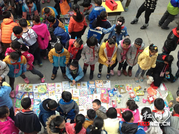 常德鼎城常沅小学校园义卖 为爱心基金助力