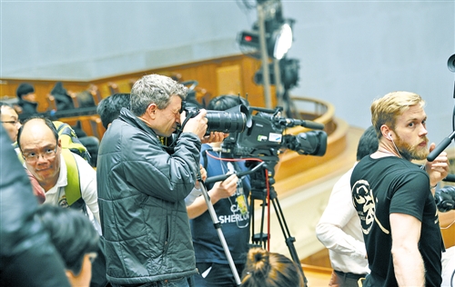 3月3日，全国政协十二届四次会议在北京人民大会堂开幕，本届全国两会吸引了大批外国媒体前来采访。 经济日报记者 翟天雪摄