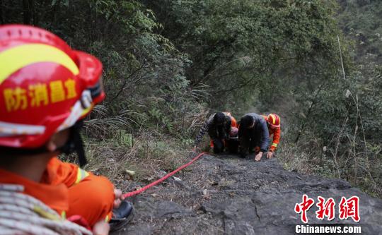 消防官兵与当地村民联手救援 王申 摄