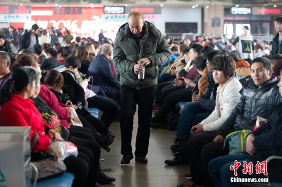 资料图：山西太原火车站，民众准备乘车出行。张云 摄