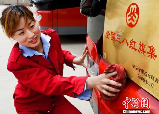 邢台6路公交女司机:城市中轴线上的一群女汉