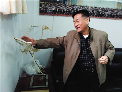 2月29日，62岁的郑晓廷在讲解一副鸟类骨骼标本。初中肄业的他，在《自然》等刊物上，发表过多篇学术文章，成为颇具知名度的古生物学者，更被称为“中国最牛民科”。