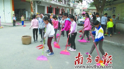 学雷锋活动月小学生上街大扫除