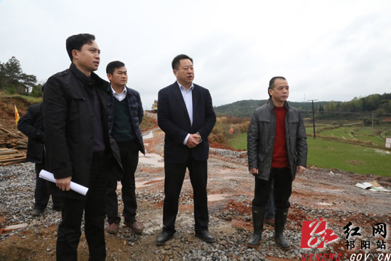 唐志强)3月10日,祁阳县委副书记,县长周新辉在察看全县中小型水库除险