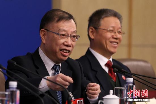 资料图:黄洁夫委员回答记者提问。 <a target=\'_blank\' href=\'http://www.chinanews.com/\'>中新社</a>记者 韩海丹 摄 资料图:黄洁夫委员回答记者提问。 中新社记者 韩海丹 摄