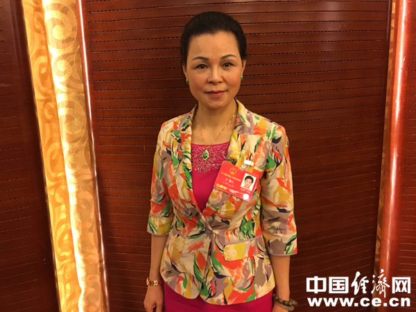 韦飞燕代表:希望政府向"轻审批,重监管"转变