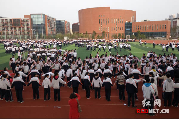 株洲市二中大型户外心理拓展活动现场嗨翻天