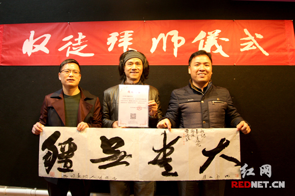 书法家陈羲明长沙收徒 现场创作为事实孤儿献