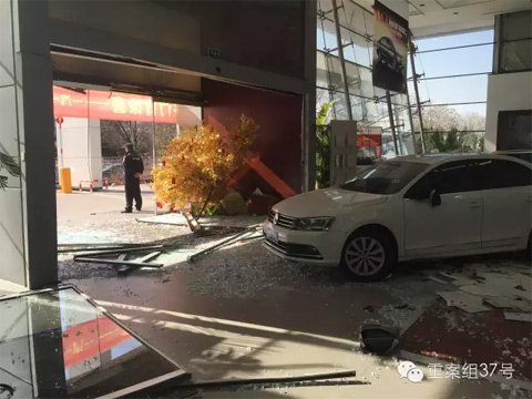 3月12日，撞店速腾停在4S店展厅中央，车身多处受损。