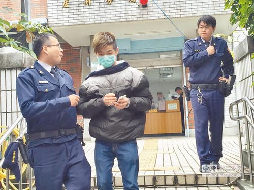 苏姓男子试图攻击警察被抓。来源：台湾《中国时报》