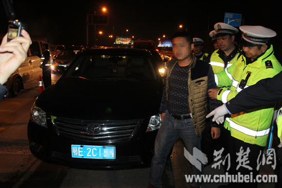 宜昌一司机酒驾被捉 查处竟发现其驾照已被吊
