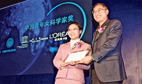 杨丹（左）在2011年获颁“第七届中国青年女科学家奖”，是港澳区首名女科学家获此殊荣。（图自香港《明报》）