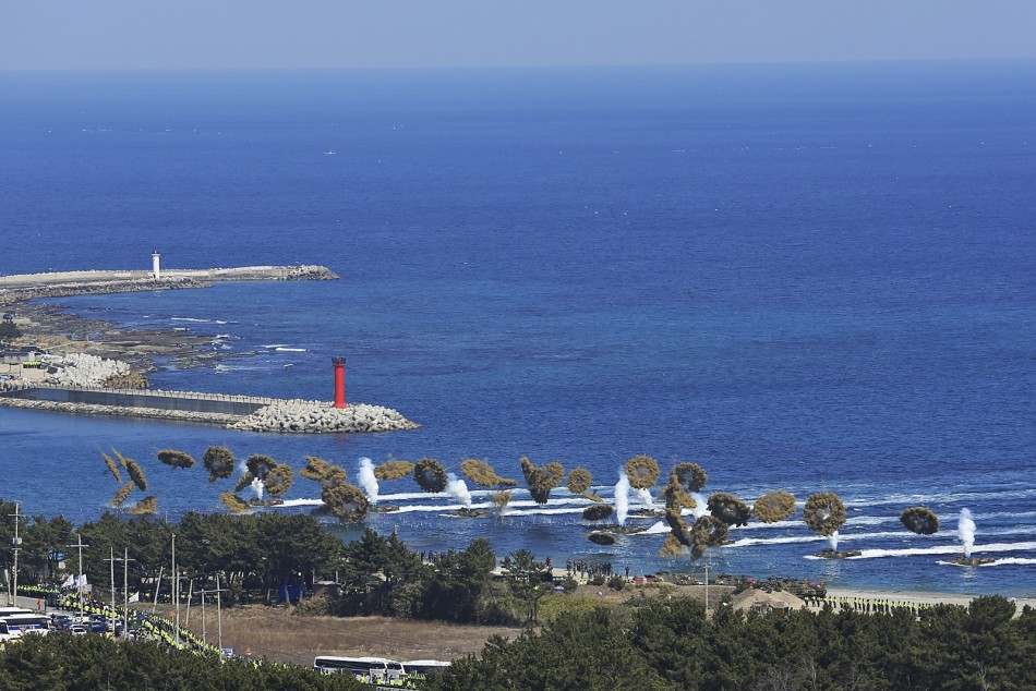 韩美演练空中突袭朝鲜内陆 英军台风战机亮相