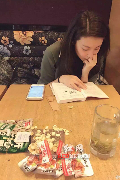 女神张雨绮是吃货 晒微博品湖南鸭肉