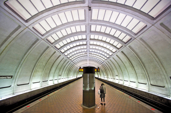 华盛顿地铁停运上班族“哭了”_新浪新闻