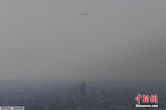 当地时间3月15日，墨西哥墨西哥城空气污染严重。墨西哥城政府15日下令进行交通管制，建议居民尽量减少外出。墨西哥发布13年来首次臭氧水平第二高级别警报。