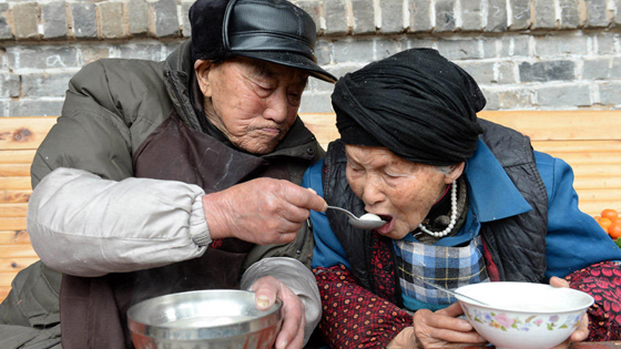 英媒:中国应对经济下行压力有招 承诺老有所养